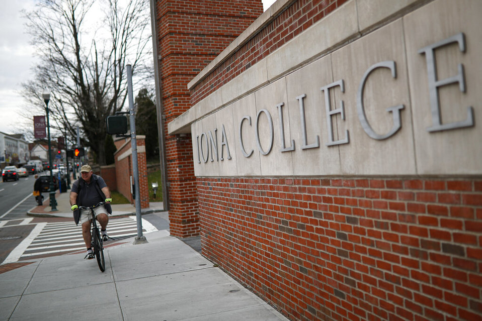 Las universidades en Nueva York empezarán a dar clases en línea para evitar la propagación del virus. (AP)