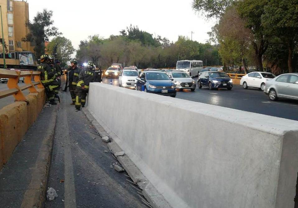 Una viga de concreto se cayó en carriles de Circuito Interior. | César Velázquez