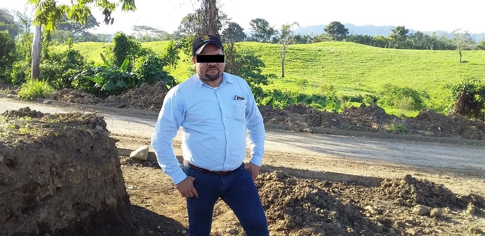 El alcalde fue detenido por portar armas de uso exclusivo del Ejército. (Facebook)