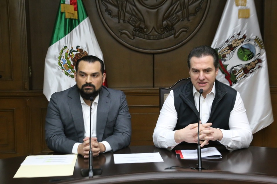 El alcalde de Monterrey, Adrián de la Garza, y Antonio Martínez Beltrán, tesorero y secretario de Finanzas. Foto: Raúl Palacios