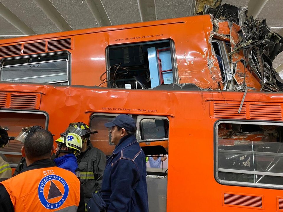 El choque de los trenes en Metro Tacubaya ocurrió media hora antes de que finalizara el servicio. (Twitter | @CruzRoja_CDMX)