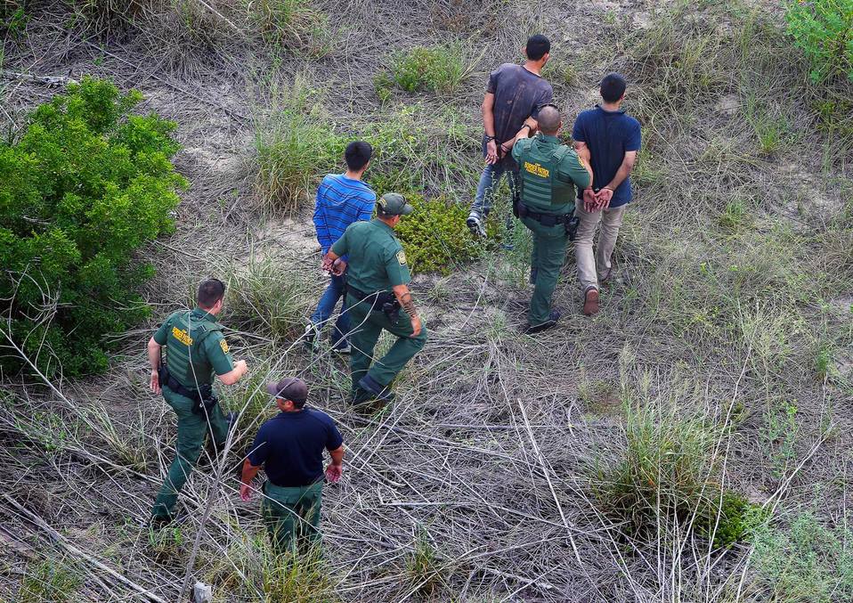 Descubren a 90 migrantes en el interior de un camión