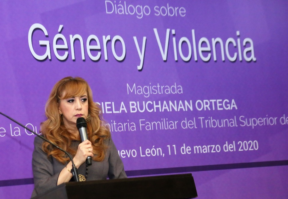 Magistrada Graciela Buchanan Ortega durante su diálogo “Género y Violencia”. Foto: Raúl Palacios.