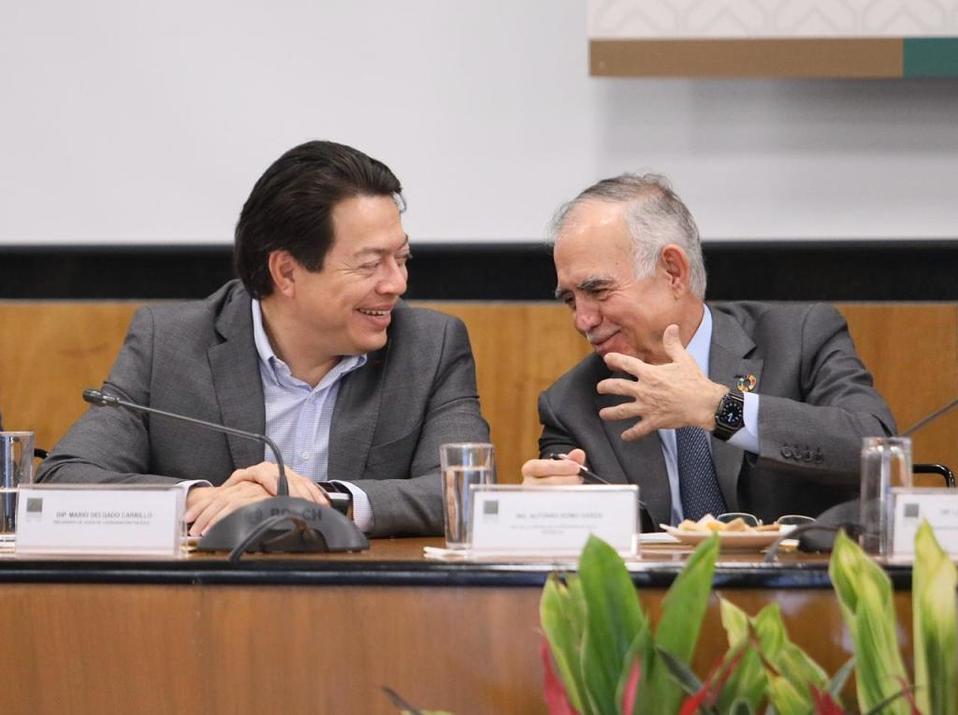 Mario Delgado, coordinador de Morena en San Lázaro, y Alfonso Romo, jefe de la Oficina de la Presidencia. (Especial)