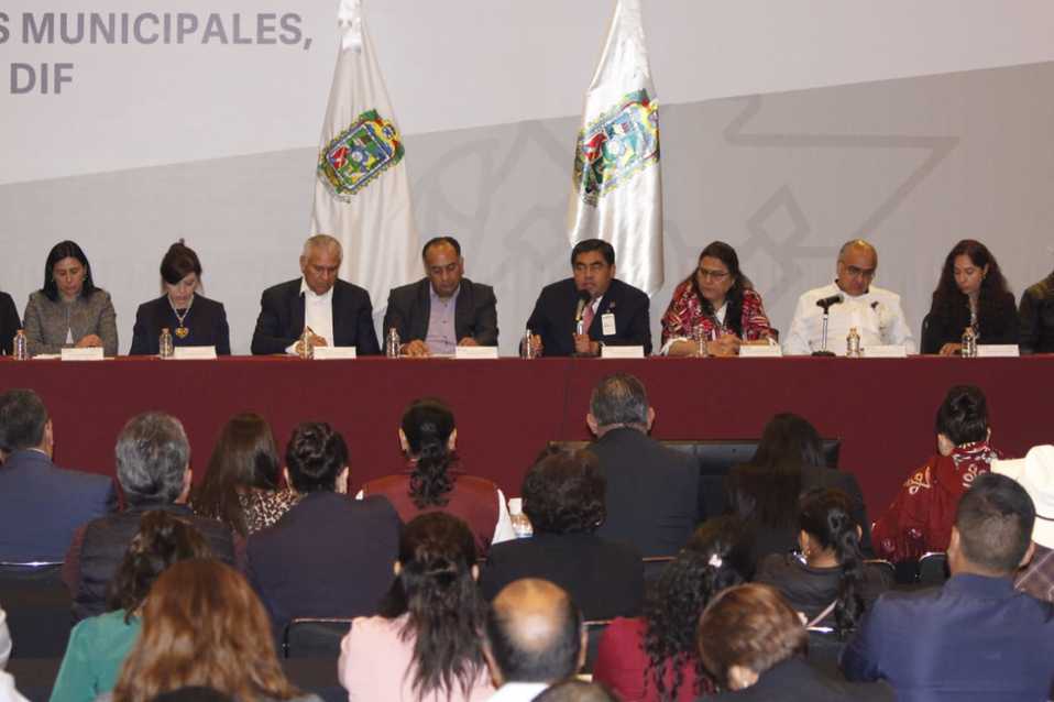Miguel Barbosa en su reunión de trabajo con alcaldes. (Melanie Torres)