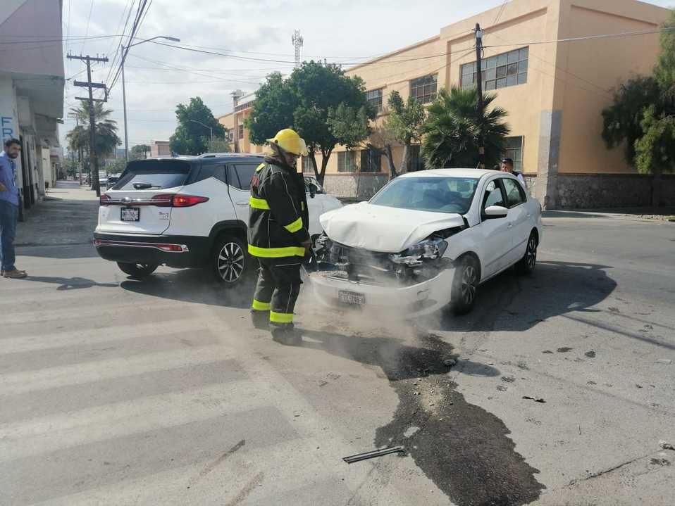 Conductor ignora alto y provoca choque en el centro de Torreón- Grupo ...