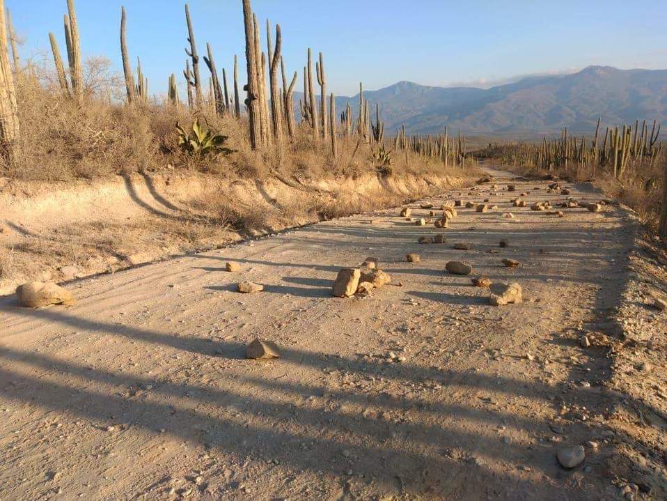 La obstrucción a esta vía de comunicación se dio durante la noche o madrugada de este miércoles. (Apolonia Amayo)