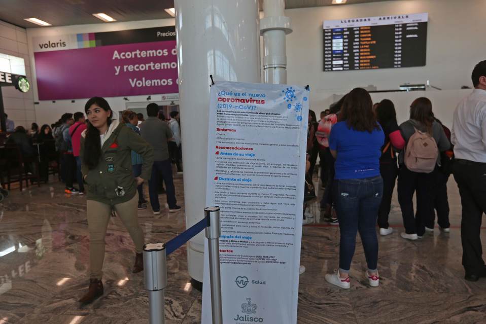 Pasajeros no vieron ninguna medida de seguridad por coronavirus en el Aeropuerto de Guadalajara. (Fernando Carranza)