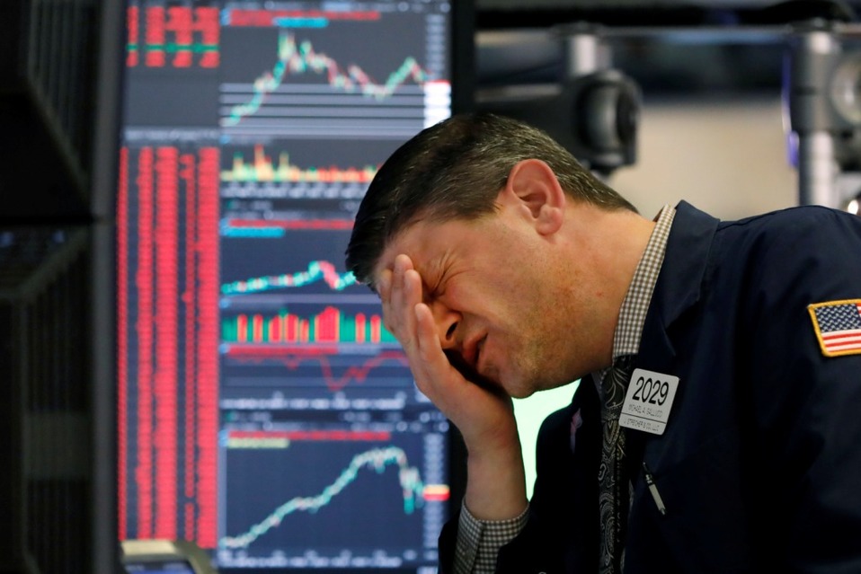Estados Unidos. Michael Gallucci reacciona por las pérdidas en la bolsa de Wall Street por el Covid-19. (AP)