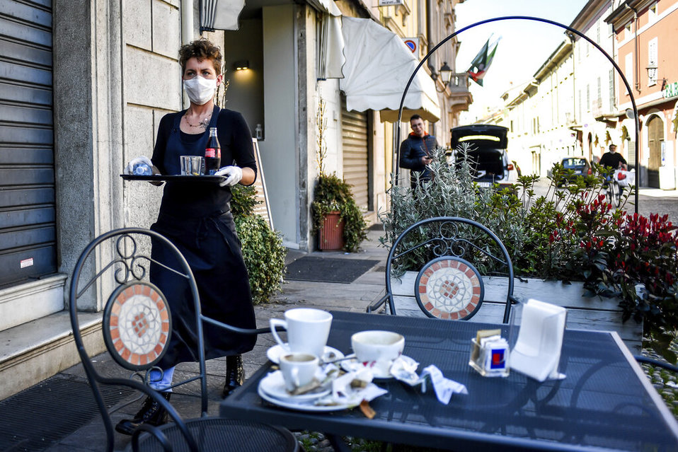 Los restaurantes y bares permanecerán cerrados por la medida contra el Covid-19 en Italia. (AP)