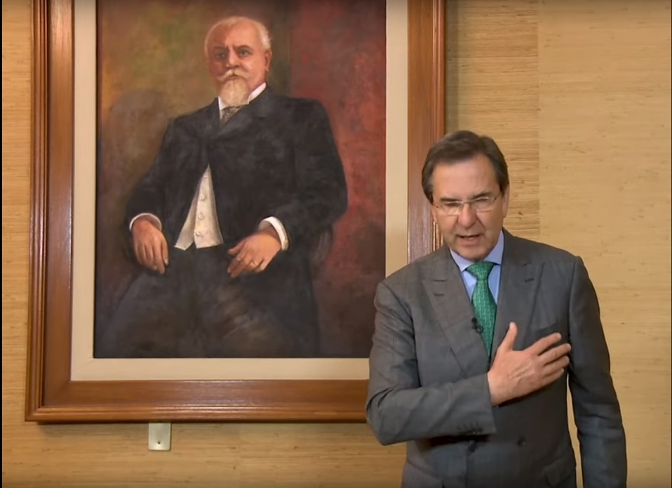 El secretario de Educación, Esteban Moctezuma, recomienda el saludo de corazón (Especial)