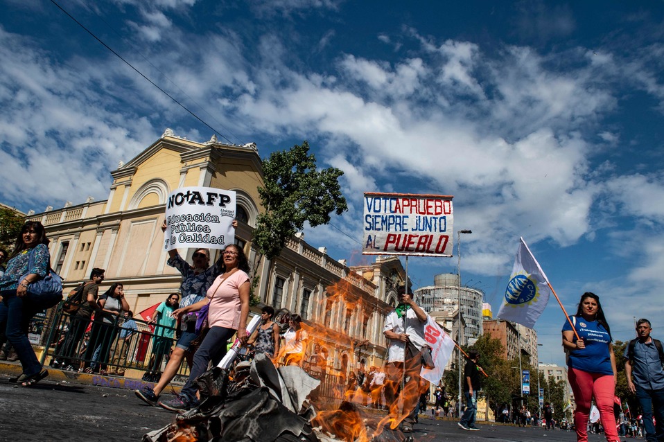 Trabajadores protestan en Santiago de Chile. (AFP)