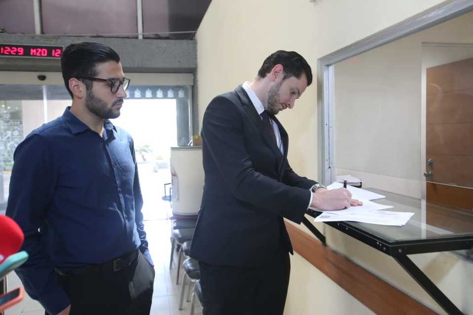 El abogado Enrique Ogaz, representante Nuevo León Resurge, dijo que esperan que actúen en contra de Colosio Riojas. (Raúl Palacios)