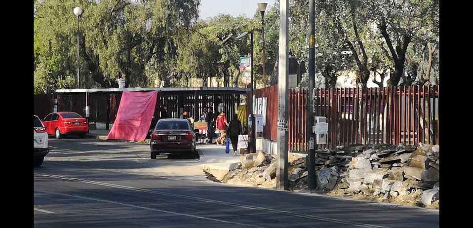Alumnos del IPN ingresan a sus planteles sin ninguna medida de salud complementaria./ Omar Brito
