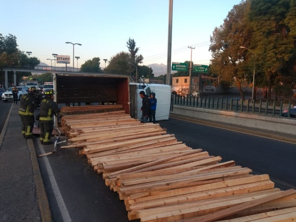 El camión se volcó en Viaducto Tlalpan y calzada Acoxpa. | César Velázquez