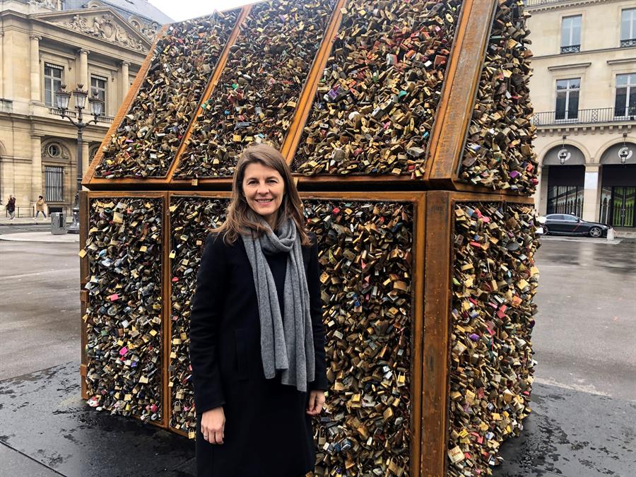 Los candados de los puentes de París vuelven a ser protagonistas de sus calles con una escultura de la mexicana Carmen Mariscal.(EFE)