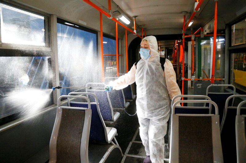 Los casos de contagio fuera de China siguen en alza. (AP)