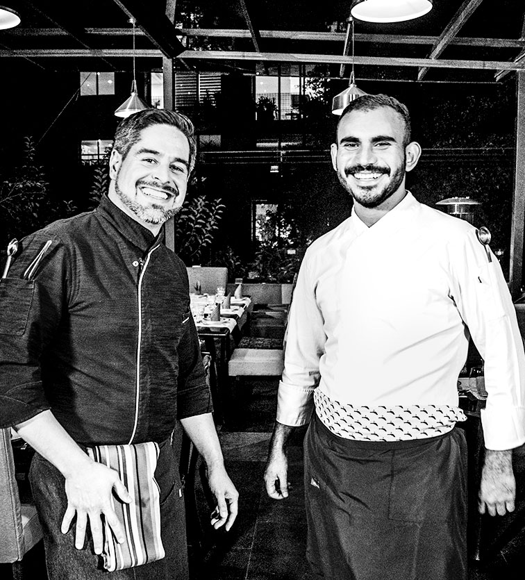 Los chefs explican la historia del platillo que preparan. (Especial)
