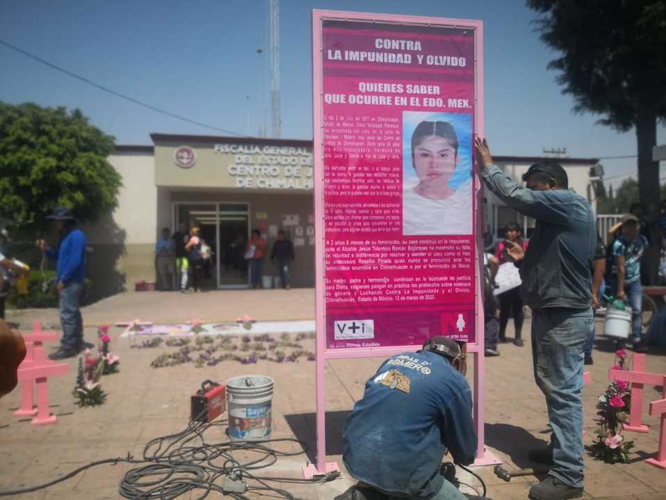 Le  colocaron 20 cruces rosas con flores y veladoras. (Zuleyma García)