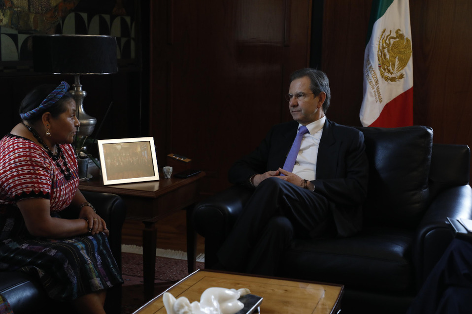 Esteban Moctezuma y Rigoberta Menchú. (Especial)