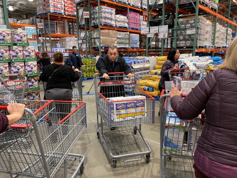 Los habitantes de San Diego acudieron a tiendas de Tijuana para comprar productos. (Said Betanzos)