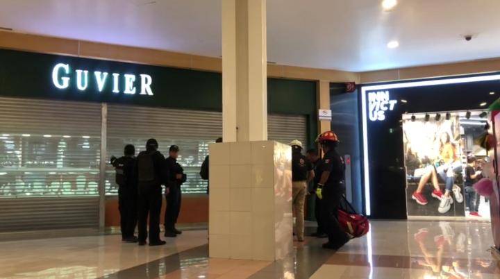 La plaza permanece cerrada. (Especial)