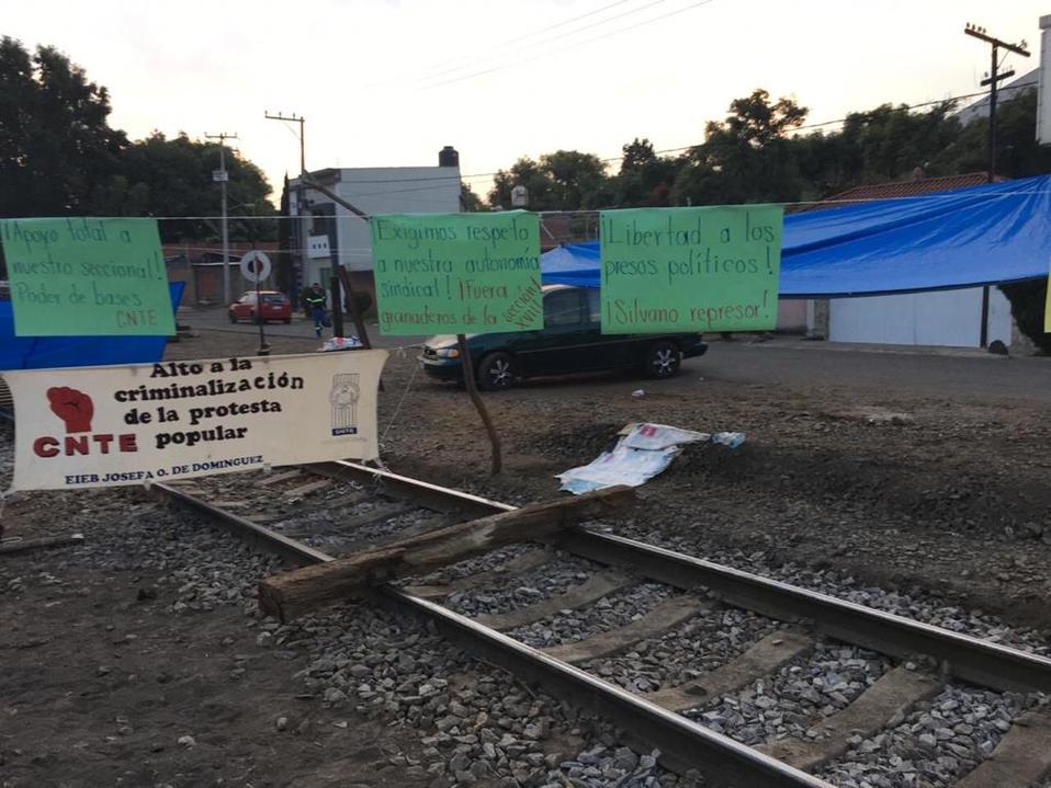 Los maestros colocaron lonas sobre las vías del tren en el municipio de Arteaga. (Jocelyn Estrada)