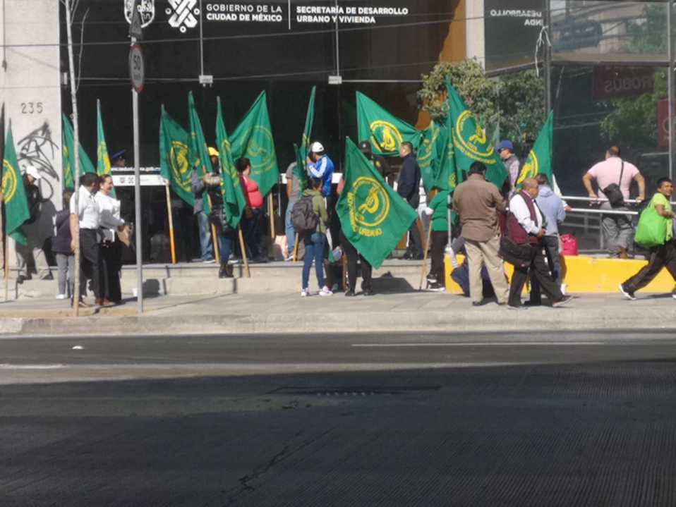 Los manifestantes impidieron la entrada o salida de los trabajadores de la dependencia. (César Velázquez)