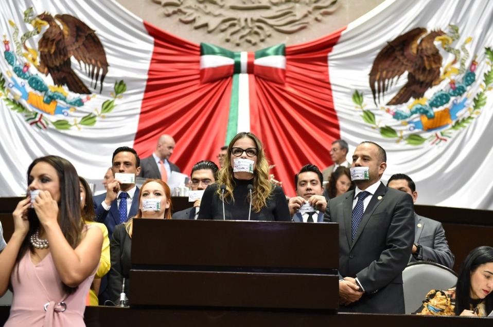 Panistas protestas con 'cachitos' de la rifa del avión presidencial en el pleno de la Cámara de Diputados. (Especial)