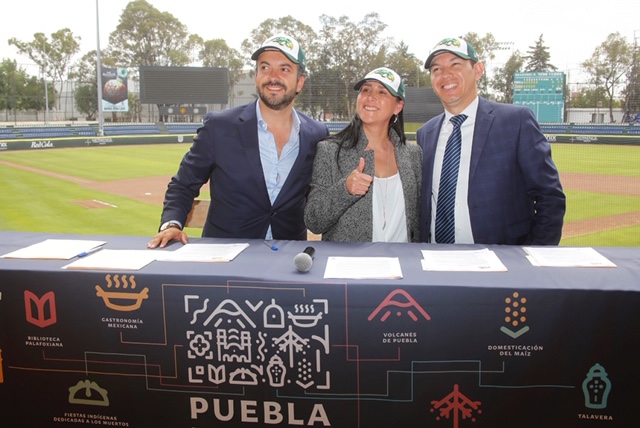 La secretaria de Turismo de Puebla, Fabiana Briseño, en firma de convenio con Pericos de Puebla y Vive Puebla. (Especial)