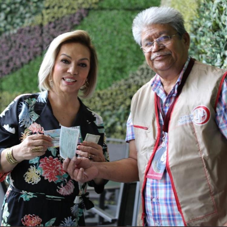 La senadora Cecilia Sánchez comprando su 'cachito' de loteria. (Twitter | @Cecilia__SG)