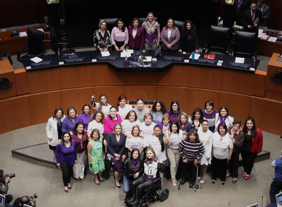 Senadoras visten de morado contra violencia de género. (@senadomexicano)