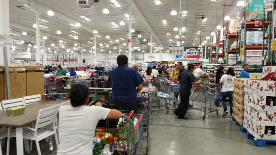 En los supermercados se podían apreciar filas de hasata dos horas. (Especial)