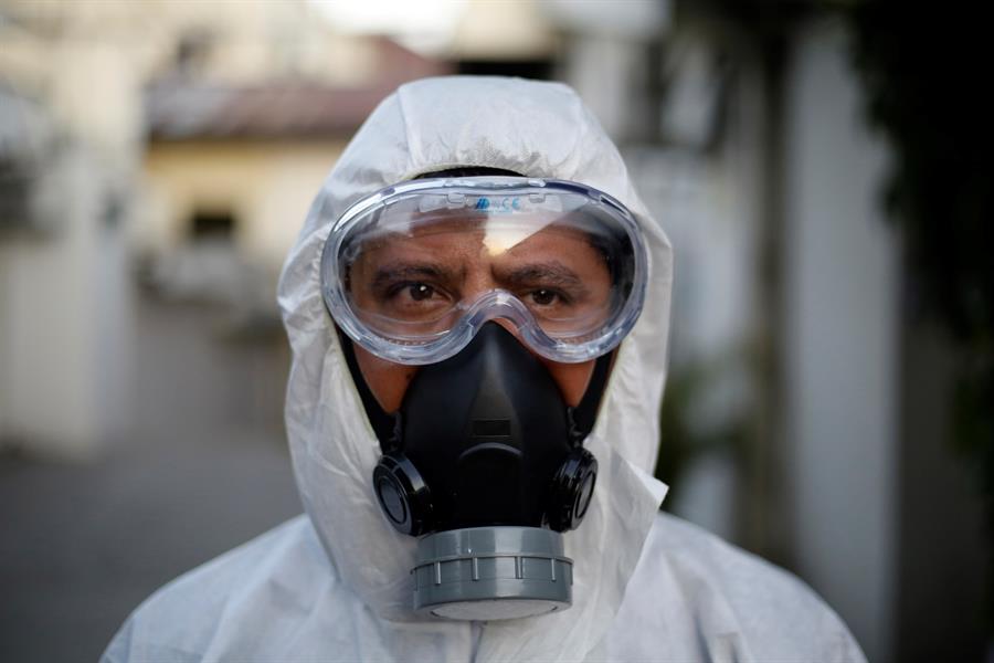 Un trabajador sanitiza en El Salvador para evitar contagio de coronavirus. (EFE)