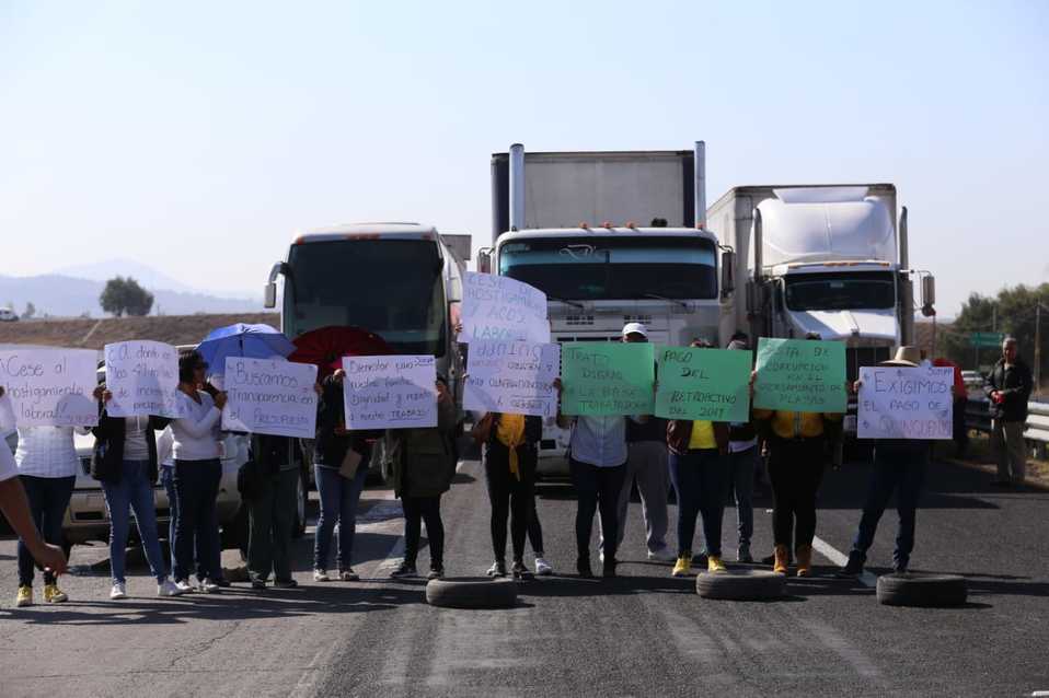 Trabajadores de la Universidad Politécnica de Pachuca cierran la carrtera Pachuca-Cd. Sahagún. (Jorge Sánchez)