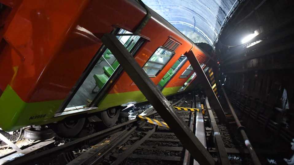 Trabajos para retirar trenes del Metro Tacubaya. (Especial)