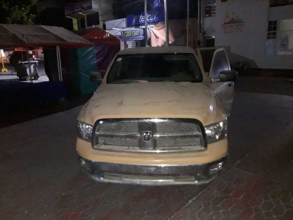 Agentes de la Policía Municipal de Tezontepec de Aldama retienen vehículo tras intento de robo. (Cortesía)