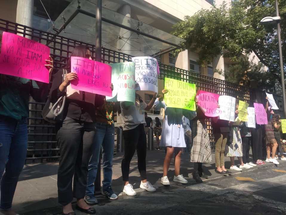 Alumnas del ITAM se manifestaron este viernes contra el acoso sexual. (Especial)