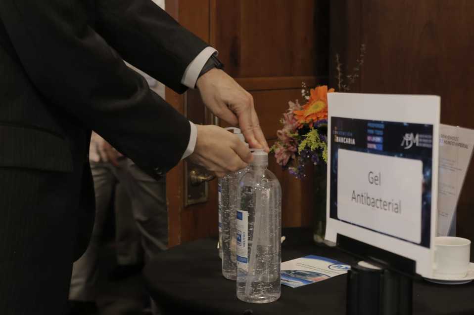 La colocación de gel antibacterial en lugares concurridos se ha vuelto común. (Foto: Ariana Pérez)