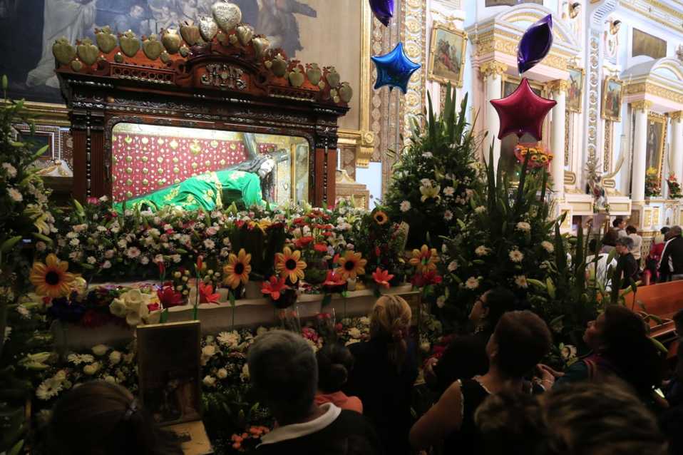 Devotos del Señor de las Maravillas, acuden hasta su templo para manifestar su agradecimiento.  (Andrés Lobato)