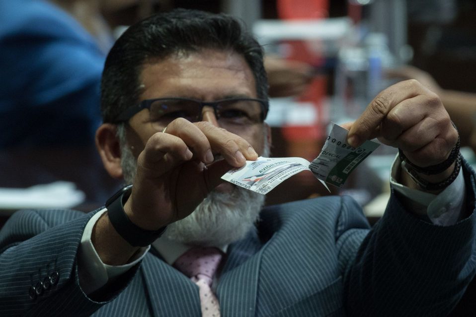 Diputados panistas rompieron los billetes de la rifa del avión (Cuartoscuro)