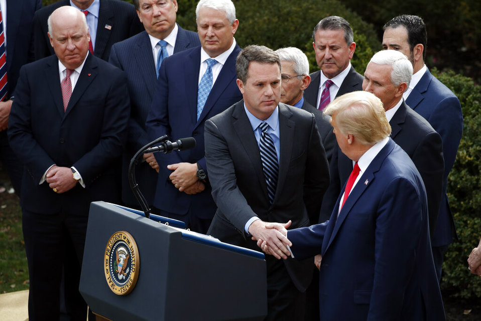 Donald Trump estrechando la mano en la Casa Blanca. (AP)