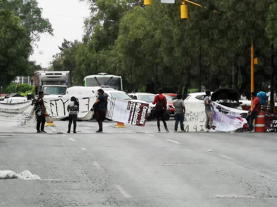 Las estudiantes bloquearon la avenida Miguel Bernard en el IPN | Jorge Becerril