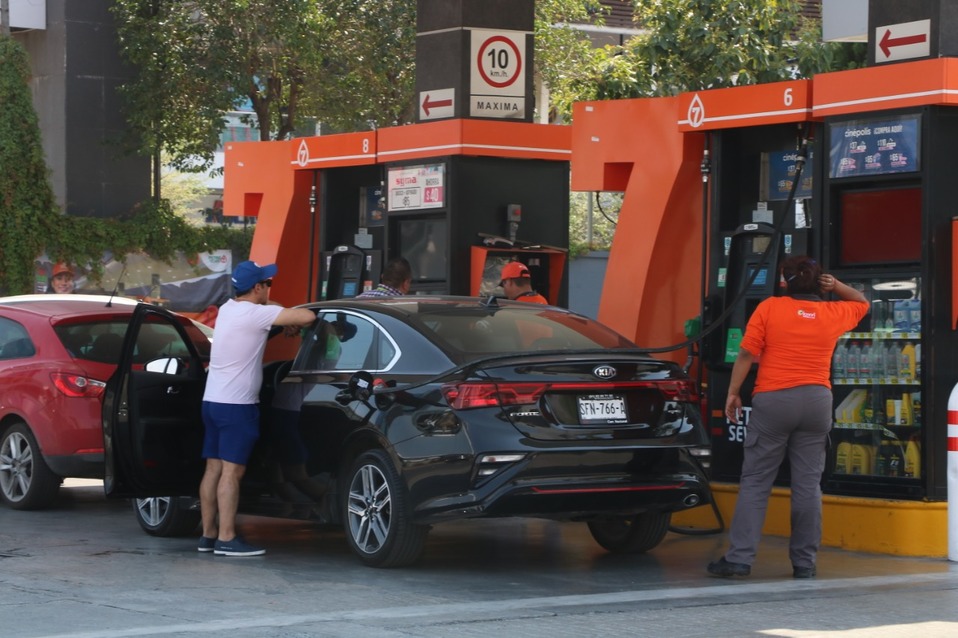 La gasolina Magna bajó un tres por ciento al pasar de 20.12 a 19.52 pesos en Monterrey y su área metropolitana. (Foto: Leonel Rocha)