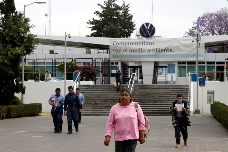 Estas son algunas medidas que aplica la empresa Volkswagen de México para proteger la salud del personal. (Agencia Enfoque)