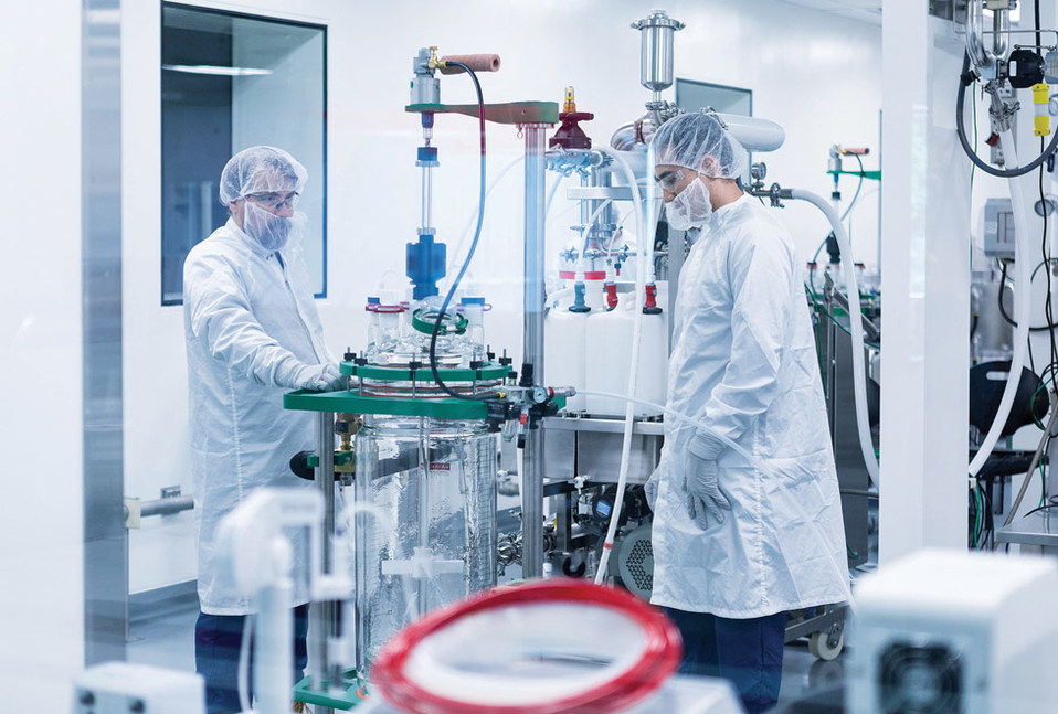 Mientras el número de infectados por el Covid-19 se acerca a 150,000 en el mundo, la industria farmacéutica trabaja a contrarreloj para encontrar la c
