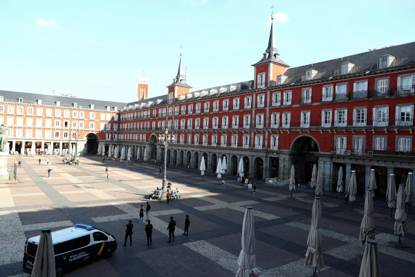La Plaza Mayor de Madrid luce prácticamente vacía por el coronavirus. |Reuters