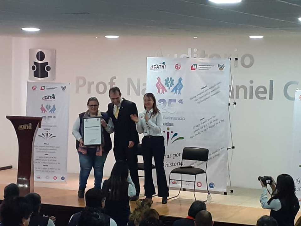Reconocimiento a trabajadores del Icathi. (Teodoro Santos)