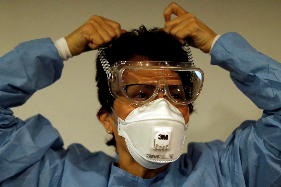 Una trabajadora de la salud de Guatemala explica cómo usar gafas protectoras (Reuters)
