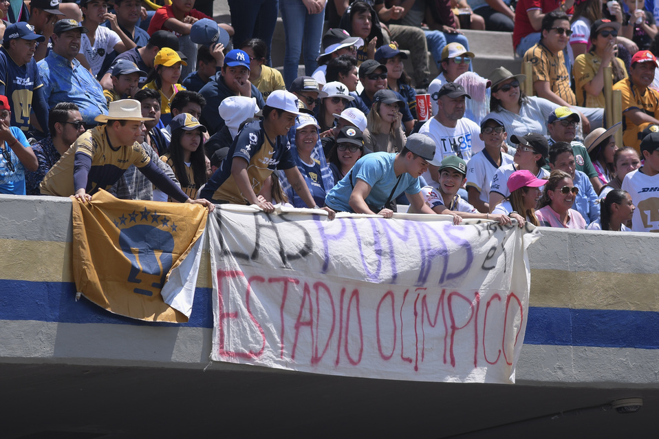 Aficionados protestan durante el Pumas vs Cruz Azul (Imago7)